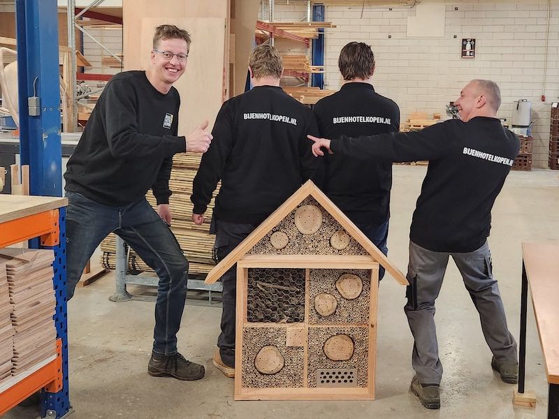nieuwe-bedrijfskleding-bijenhotelkopen
