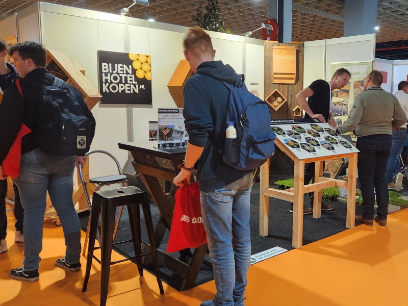 Bezoekers informeren en inspireren over de professionele bijenhotels van bijenhotelkopen op de Vakbeurs Openbare Ruimte